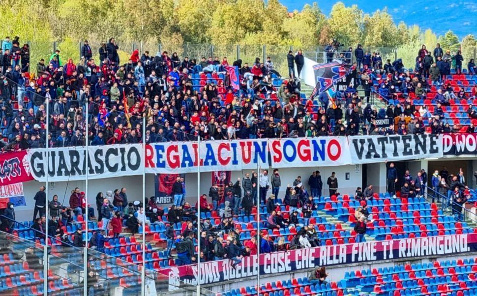 Due rigori e il Monza espugna il Marulla. I tifosi "Guarascio regalaci un sogno, vattene!" 68 Guarascio 1
