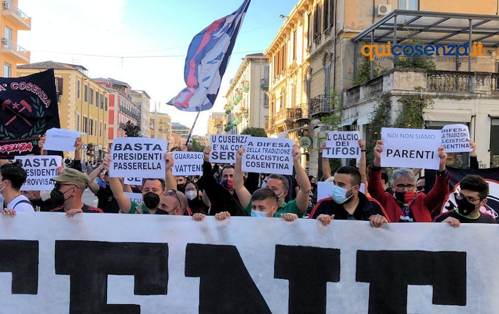 Frattura insanabile, protesta dei tifosi contro Guarascio "hai fallito, via da Cosenza" 1 Guarascio protesta ok