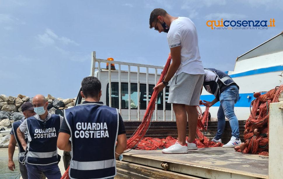 San Lucido, attrezzi da pesca illegali nascosti nelle barche. Scattano multe e sequestri 77 Guardai Costiera pesca illegale 1