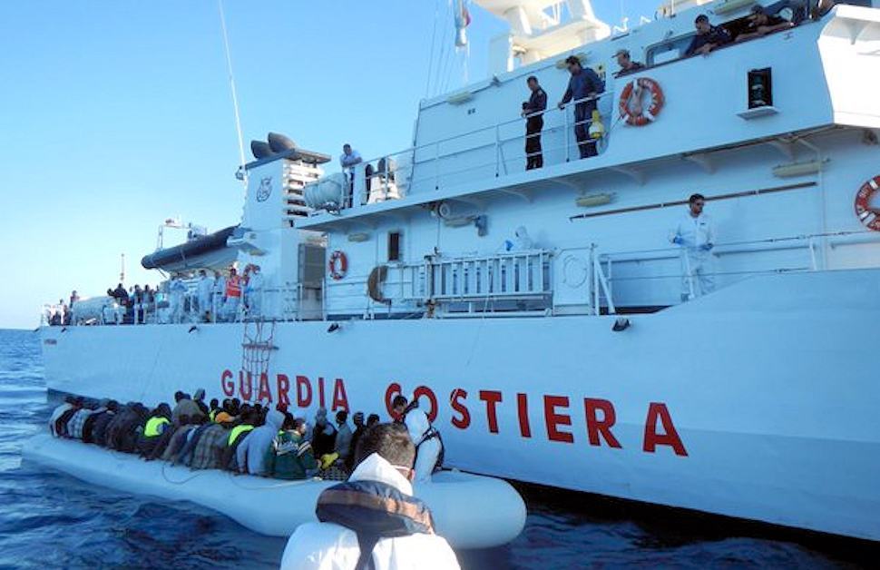 Un barcone con 100 migranti rischia di capovolgersi. Soccorso a largo della Calabria 62 Guardia Costiera 15