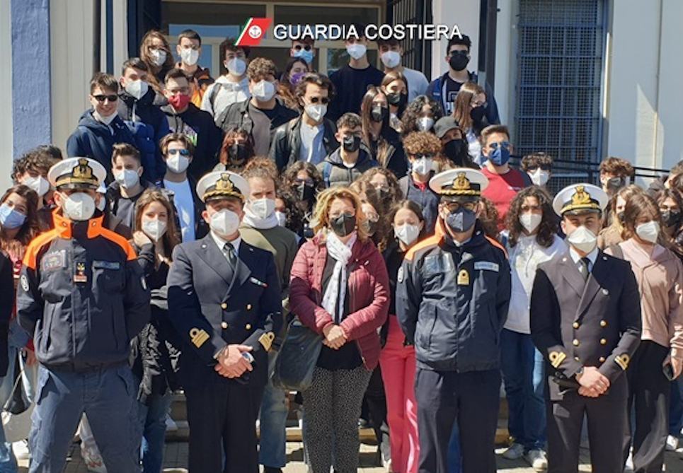 Giornata del mare, la Guardia Costiera incontra gli studenti. Messaggio contro l’inquinamento 77 Guardia Costiera 2 1