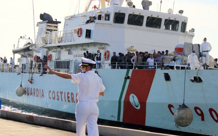 Sbarcati stamattina 254 immigrati a Corigliano. Il comune non ha collaborato. Il sindaco: "non ci sono fondi". Risponde il Prefetto 206 Guardia Costiera immigrati2