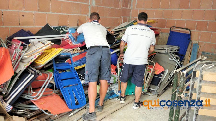 Guardia Costiera sequestro ombrelloni1