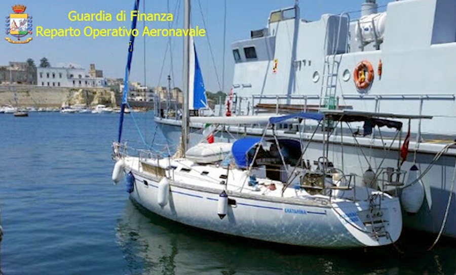 In Calabria una barca a vela con 70 migranti. Sottoposti a controlli sanitari e tampone 51 Guardia di Finanza barca a vela