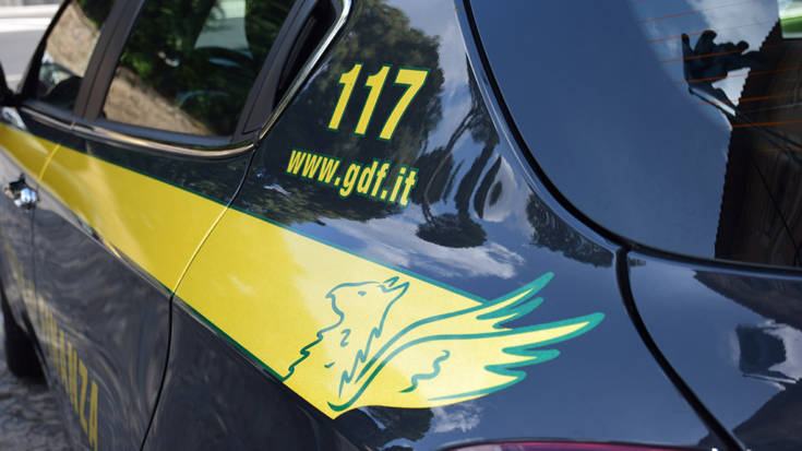 Arrestato presunto 'pusher', spacciava marijuana davanti alle scuole 51 Guardia di finanza auto 3