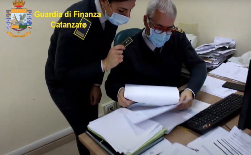 Con il bonus docenti comprano telefoni e tv, sanzionati insegnanti e commerciante 51 Guardia finanza controlli documenti lamezia
