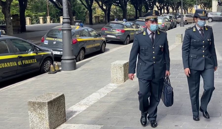 Frode fiscale e società 'cartiere', 5 denunce. Sequestrati beni per 844mila euro 53 Guardia finanza documenti verifica fiscale 02