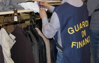 Guardia finanza merce contraffatta