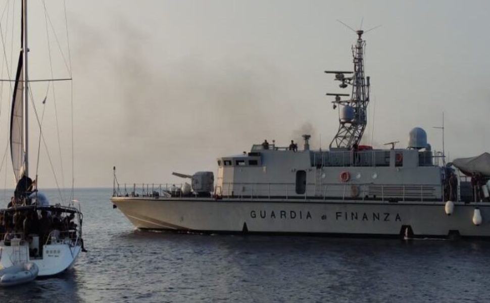 Guardia finanza sbarco migranti 1