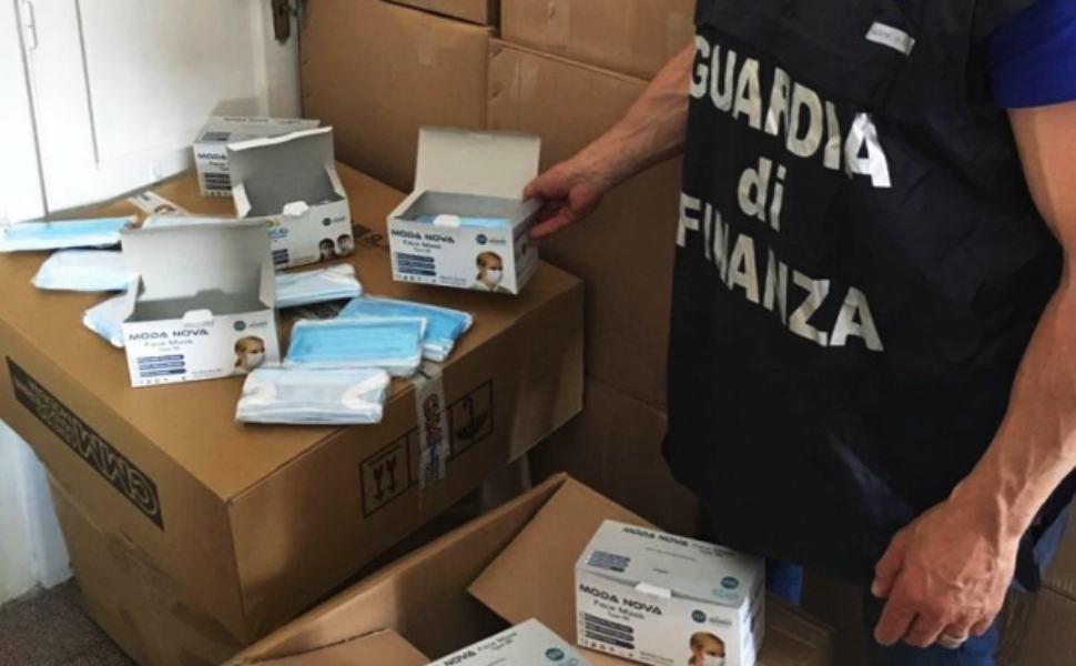Covid, sequestrate centomila mascherine non a norma 51 Guardia finanza sequestro mascherine crotone