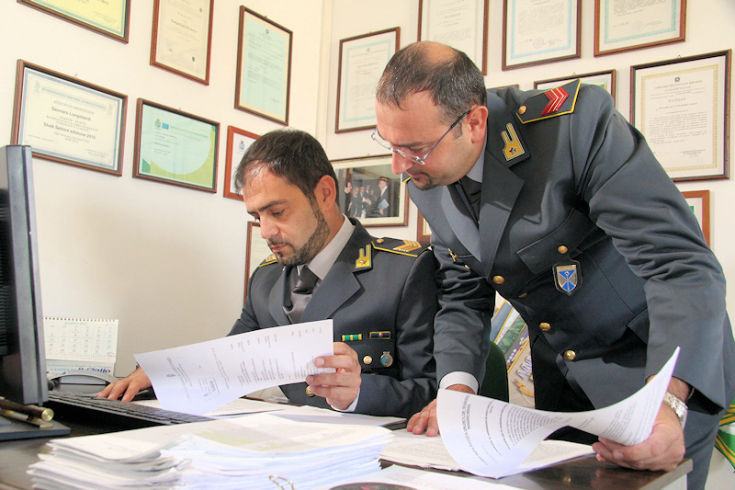 Una maxi evasione di 5 milioni di euro scoperta a Vibo Valentia dalla Guardia di Finanza 53 Guardia finanza verifica documentazione