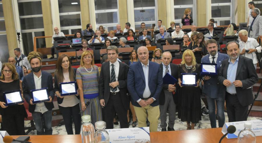 I vincitori del Premio Giornalistico Terre di Cosenza insieme alla giuria e al presidente della Camera di Commercio di Cosenza Klaus Algieri