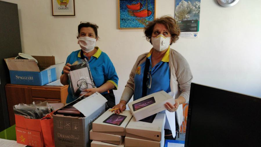 I volontari consegnano i dispositivi agli alunni dellIC