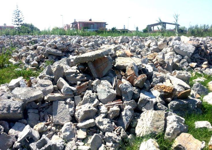 Cosenza, la Finanza sequestra una discarica di rifiuti speciali. Due denunce 188 IMG 20150907 WA0003