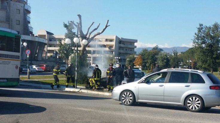 FOTONOTIZIA - Auto prende fuoco davanti al Municipio di Rende 55 IMG 20151105 WA0004