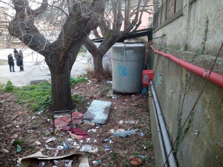 Cosenza: siringhe nel piazzale della scuola elementare, chiesta bonifica (FOTO) 53 IMG 20160129 WA0032