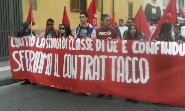 Studenti in piazza a Cosenza contro la "Scuola di classe". Tensioni con le Forze dell'ordine (FOTO - VIDEO) 53 IMG 20161007 WA0002