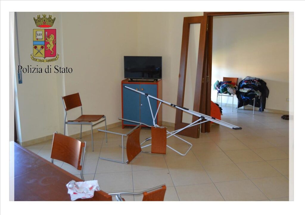 Rossano: aggrediscono le operatrici per ottenere denaro e ricariche telefoniche, 5 minori arrestati 2 IMG 20171206 WA0094