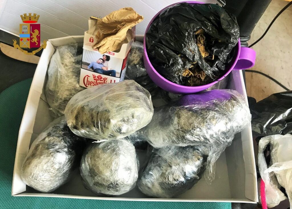Cosenza: polizia irrompe in un appartamento del centro città, sequestrato un chilo di marijuana 1 IMG 20180523 WA0019