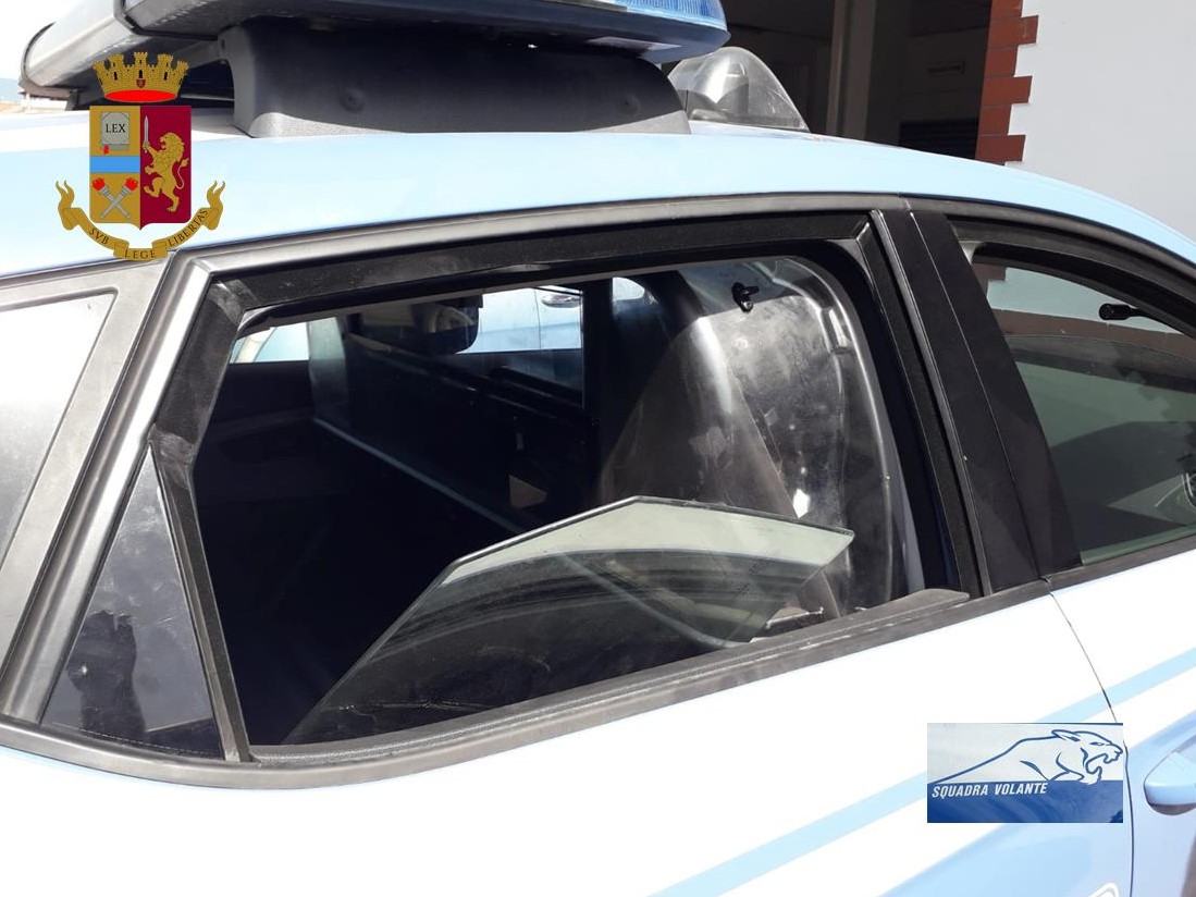 Cosenza: palpeggia una donna e distrugge la vetrina del negozio in cui si era rifugiata 59 IMG 20180607 WA0017