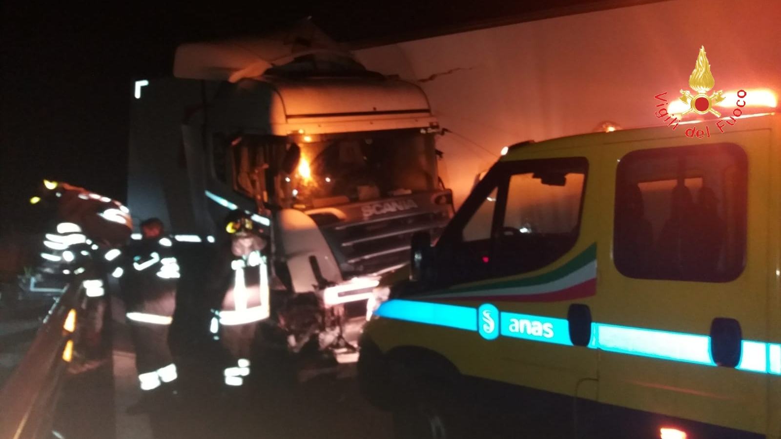 Scontro sull'A2, Tir impatta contro il guardrail. Conducente sbalzato fuori dalla cabina 53 IMG 20181204 WA0002