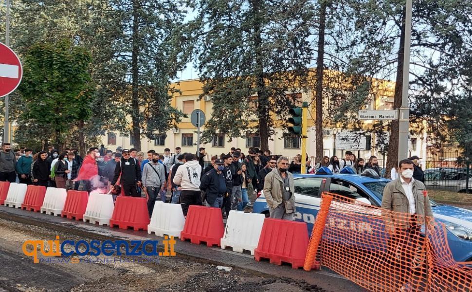 Cosenza: studenti in protesta, corteo verso la Provincia 51 IMG 20211007 WA0018 1