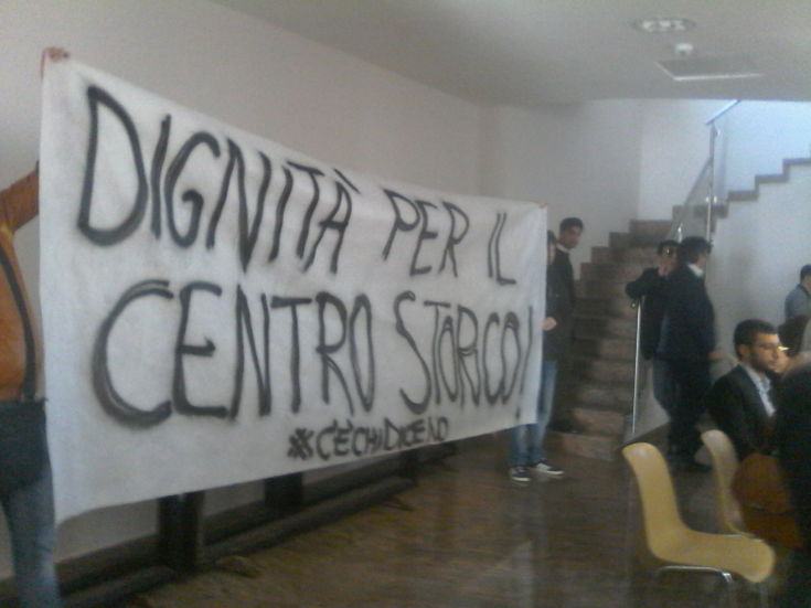 Crolli a Cosenza Vecchia, domani residenti pronti ad 'occupare' il Comune 53 consiglio-comunale-cosenza-vecchia-piazza-piccola