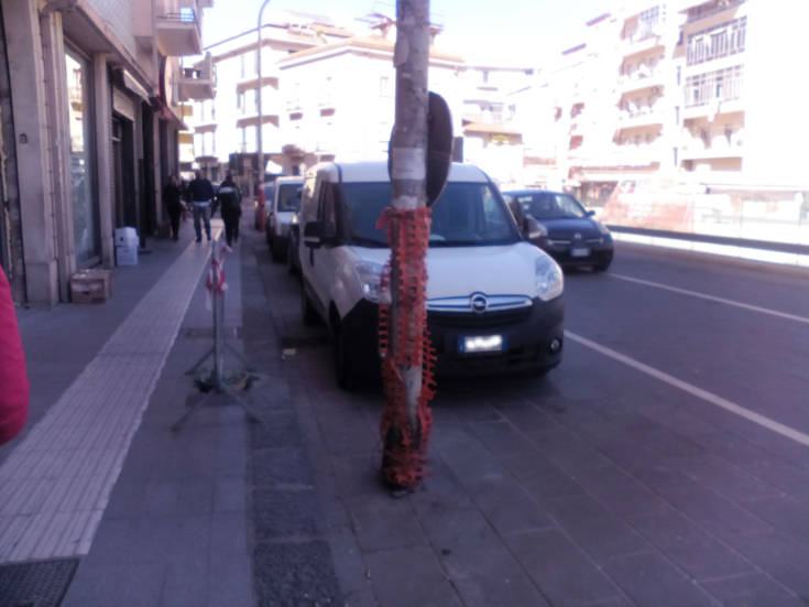 Piazza Bilotti ancora caos: tra lampioni in strada, sculture ambigue e tavolini ballerini (FOTO) 55 IMG 20170302 132059