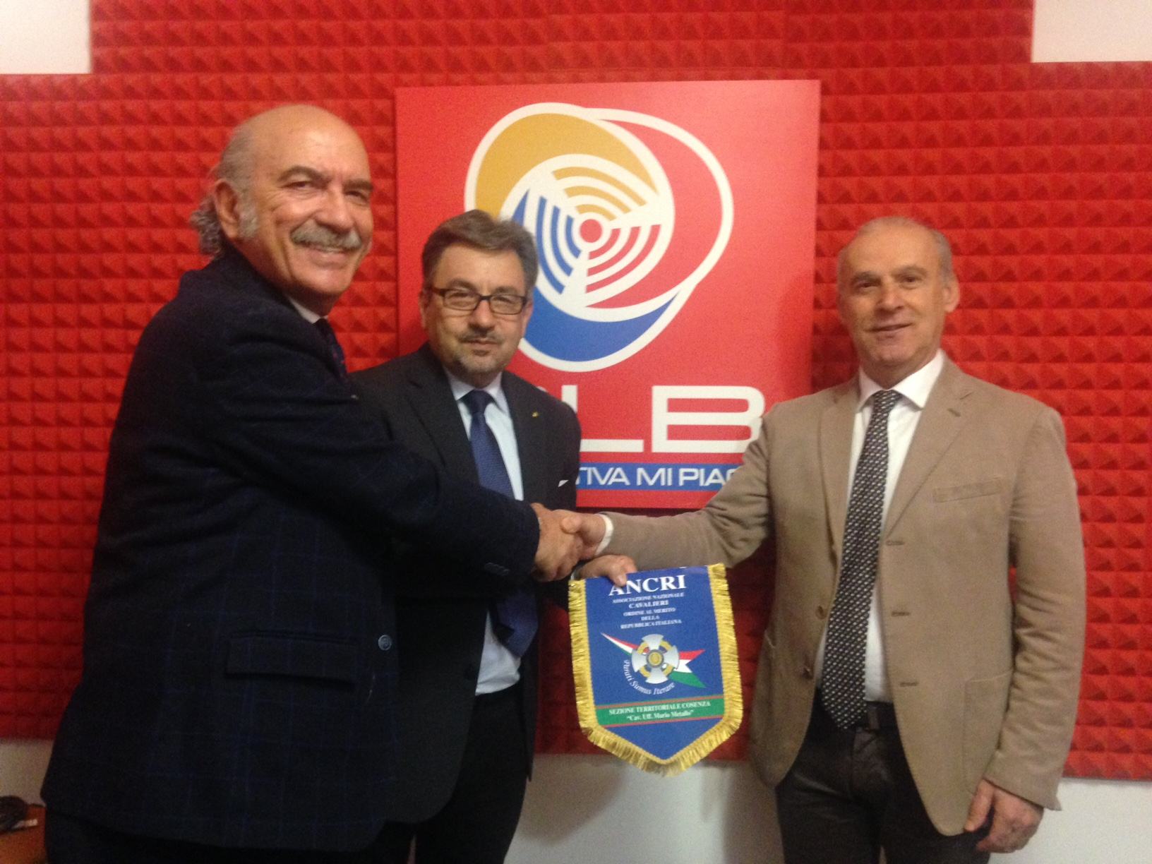 Cavalieri al Merito, gagliardetto all'editore di RLB Radioattiva e QuiCosenza 51 IMG 2677