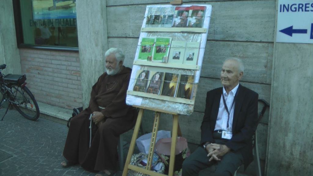 Padre Fedele raccoglie fondi per i poveri nel centro di Cosenza 51 IMG 2793