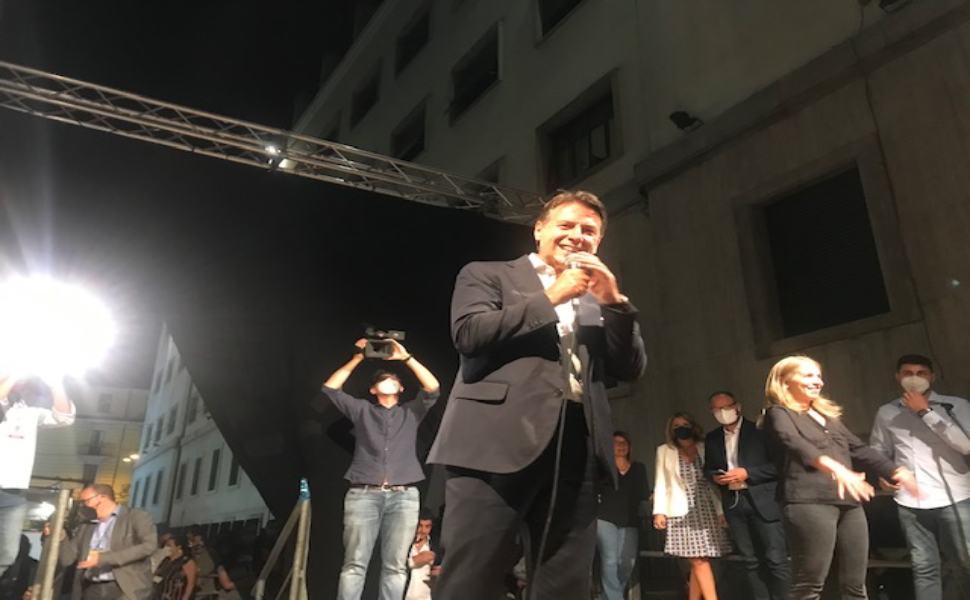 Primo vero comizio in città, a fare il pienone è Giuseppe Conte 51 IMG 3649 1