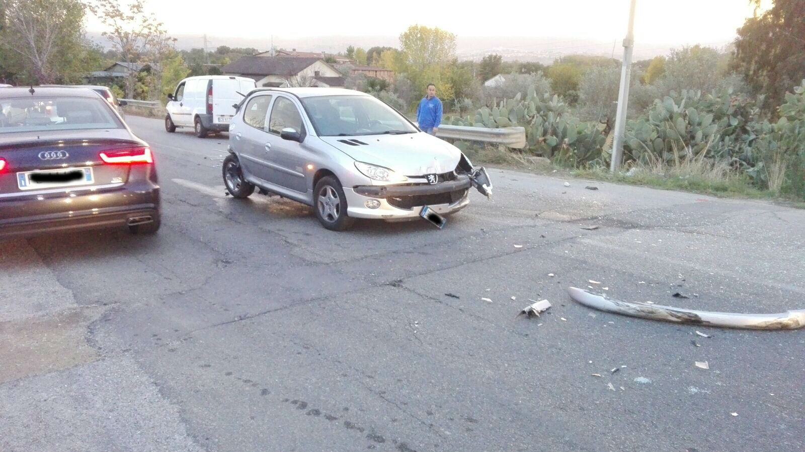 FOTONOTIZIA - Incidente a Rose, tre veicoli coinvolti 51 IMG 3778