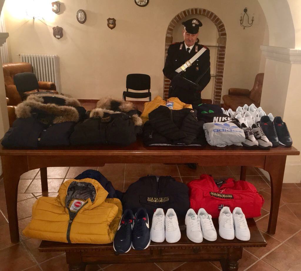 Abiti 'taroccati' venduti su corso Mazzini a Cosenza, una denuncia 71 IMG 4653