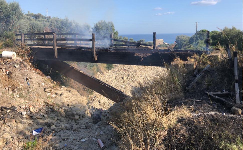 Cariati, a fuoco il pontile che porta alla tomba Brettia "insensibili e incivili" 51 INCENDIO CARIATI 220921 4 1
