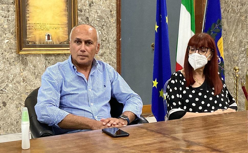 Il Sindaco Franz Caruso e Maria Teresa De Marco