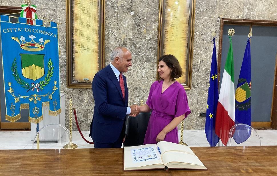 Il Sindaco Franz Caruso e ambasciatrice del Kosovo