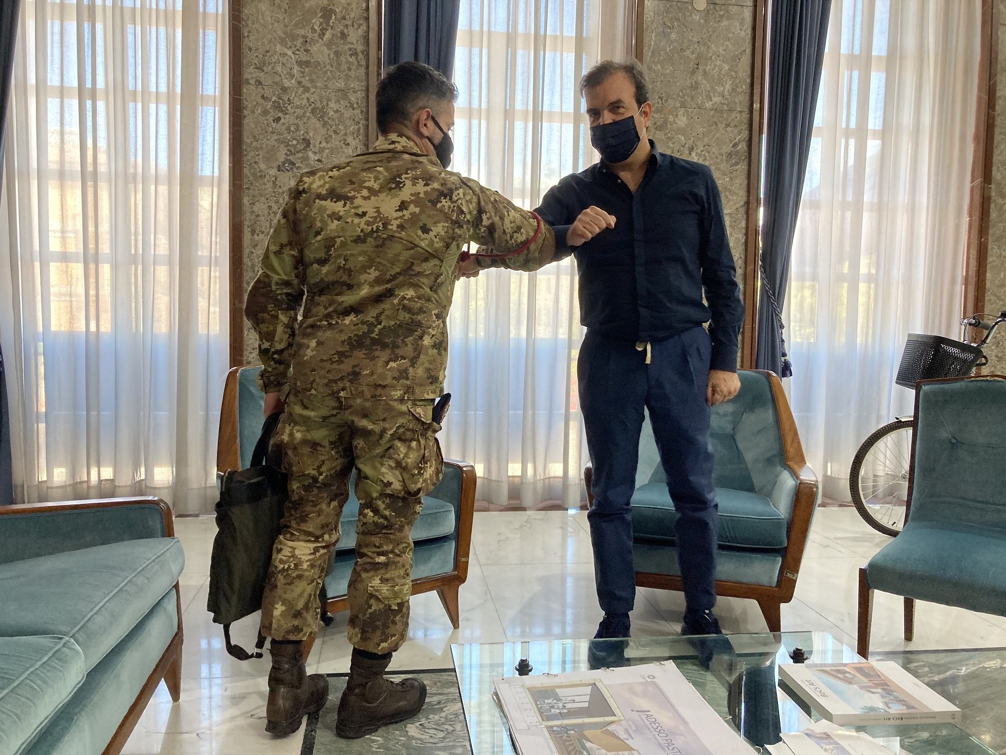 Il Sindaco Occhiuto con il colonnello Tinelli 2 1