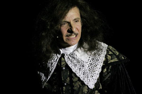A Cosenza il divorzio dei 'Compromessi Sposi', liberamente tratto dal romanzo di Alessandro Manzoni 77 Il divorzio Carlo Buccirosso ph GIlda Valenza GV 0979 sito 2