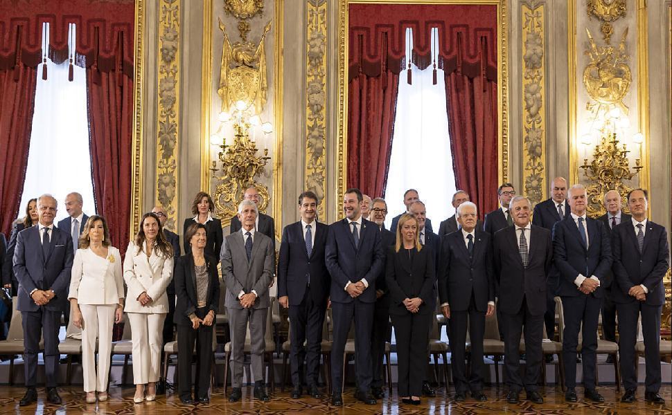 Il presidente della Repubblica Sergio Mattarella con la presidente del Consiglio Giorgia Meloni e i ministri del nuovo governo fonte foto Ufficio Stampa del Quirinale 2