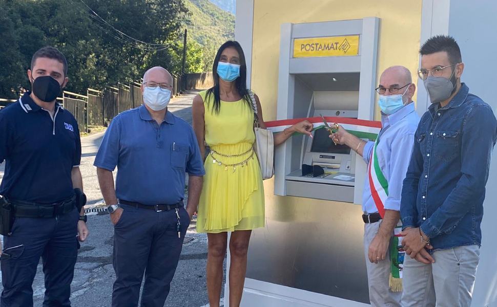 A Papasidero installato Atm Postmat, sindaco: "servizio utile per cittadini e turisti" 51 Il sindaco Fiorenzo Conte insieme alla direttrice della filiale di Poste di Castrovillari Teresa Cozzolino
