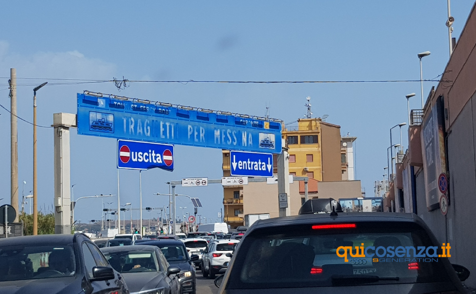 Caos agli imbarchi per la Sicilia. Due chilometri di coda su A2 e 3 ore di attesa 51 Imbarchi Villa San Giovanni Traghetti per Messina 03 1