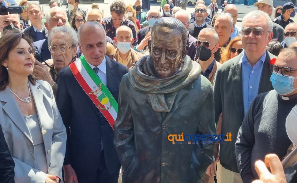Inaugurazione statua dedicata giacomo mancini cosenza 07