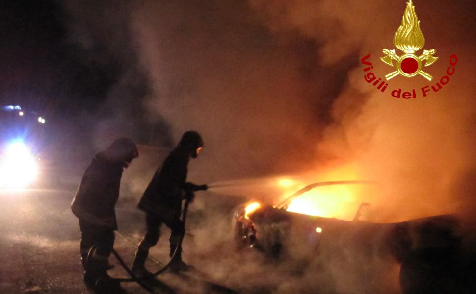 Incendio Auto vigili fuoco notte