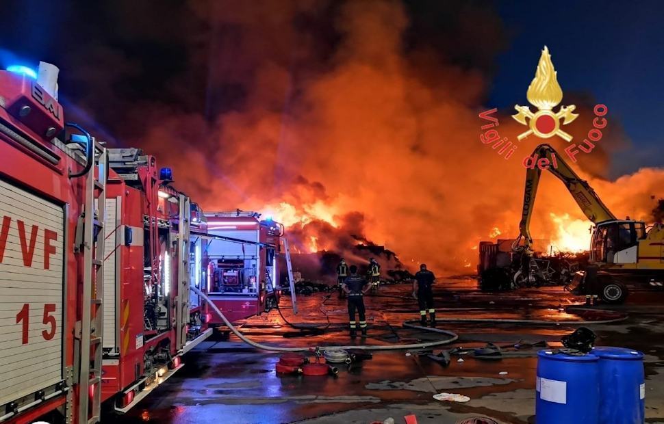 Vasto rogo in una ditta di smaltimento rifiuti. Vigili del fuoco al lavoro da 18 ore 51 Incendio Campo Calabro