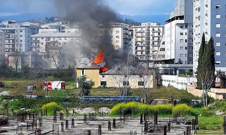 Cosenza, fiamme in un casolare tra viale Parco e Via Popilia. Al lavoro i vigili del fuoco 51 Incendio Cosenza