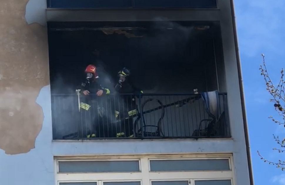 Crotone, paura per l'incendio di un appartamento. Soccorse alcune persone 51 Incendio Crotone