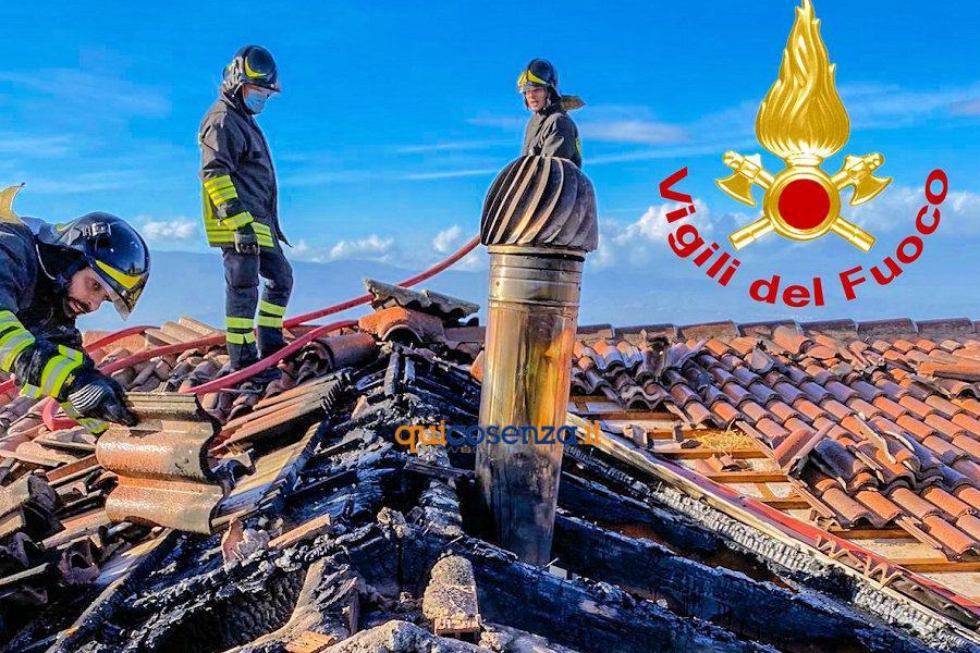Luzzi, prende fuoco il tetto e parte di un'abitazione. Tanta paura ma nessun ferito 53 Incendio Luzzi