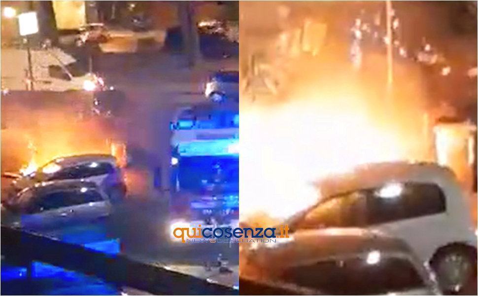 Fiamme a Piazza Europa, Vigili del fuoco evitano che il fuoco si propaghi ad alcune auto 51 Incendio Piazza Europa