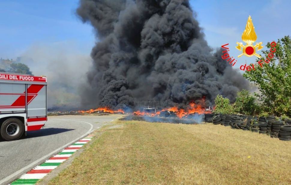 Fumo nero e fiamme alte in una pista Go Kart. A fuoco pile di pneumatici 74 Incendio Pista Go Kart