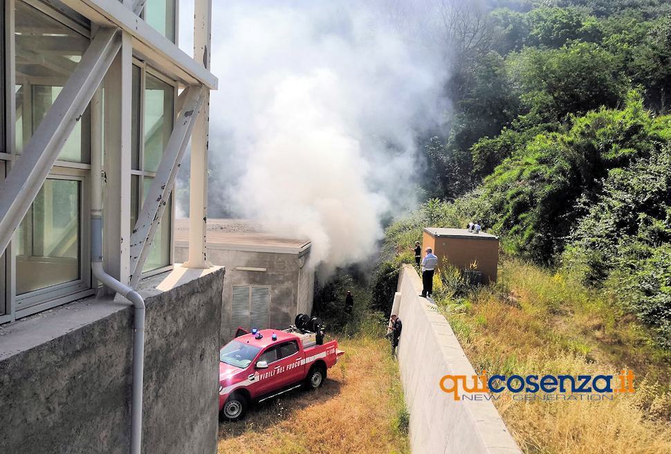 Cosenza, scoppia un rogo che si propaga alla cabina elettrica del Planetario 51 Incendio Planetario